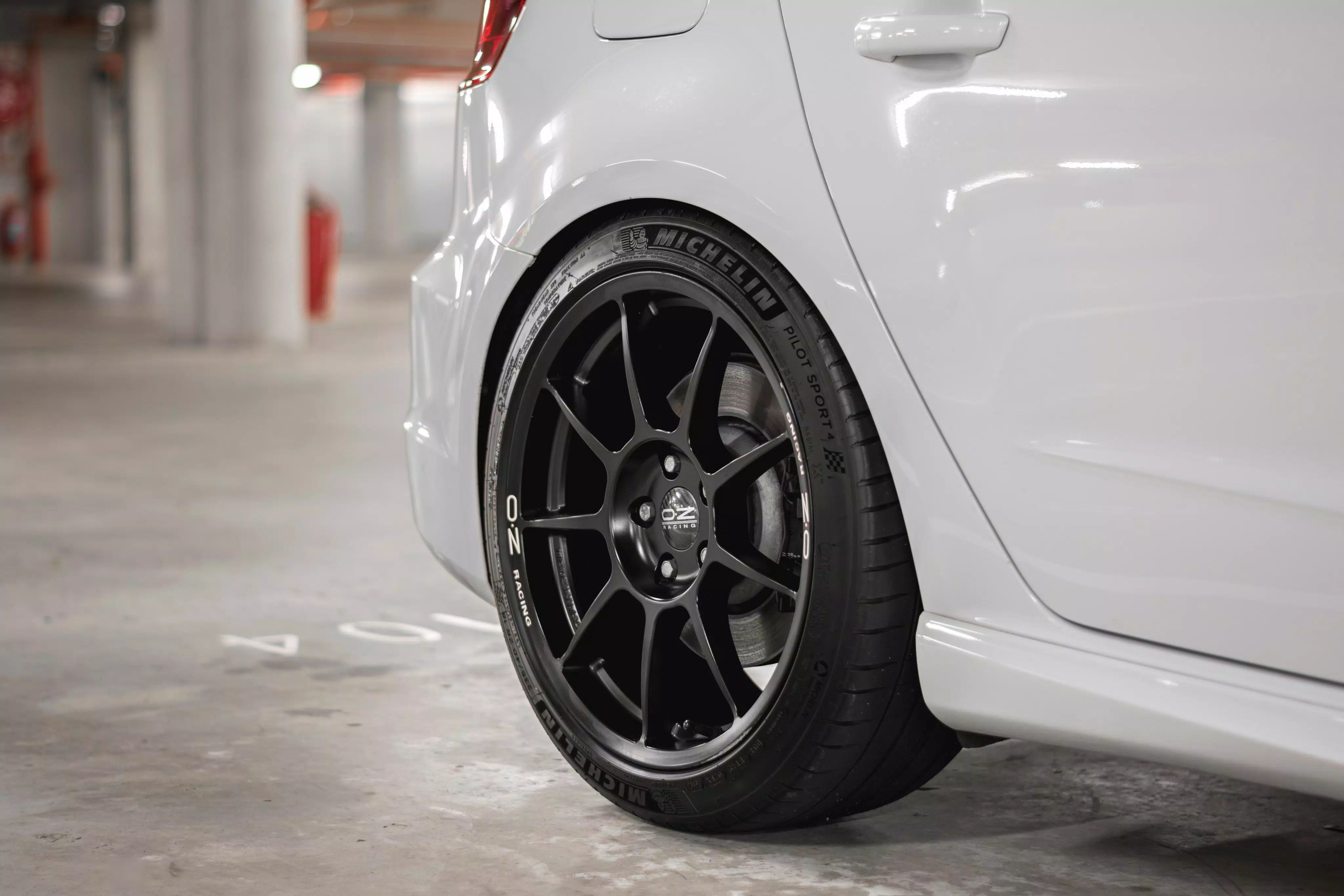 Jantes OZ Racing Leggera HLT 9x21 Pour Tesla Model S - Finition Gloss Black - Déport 40 - 5 Trous - Neuves